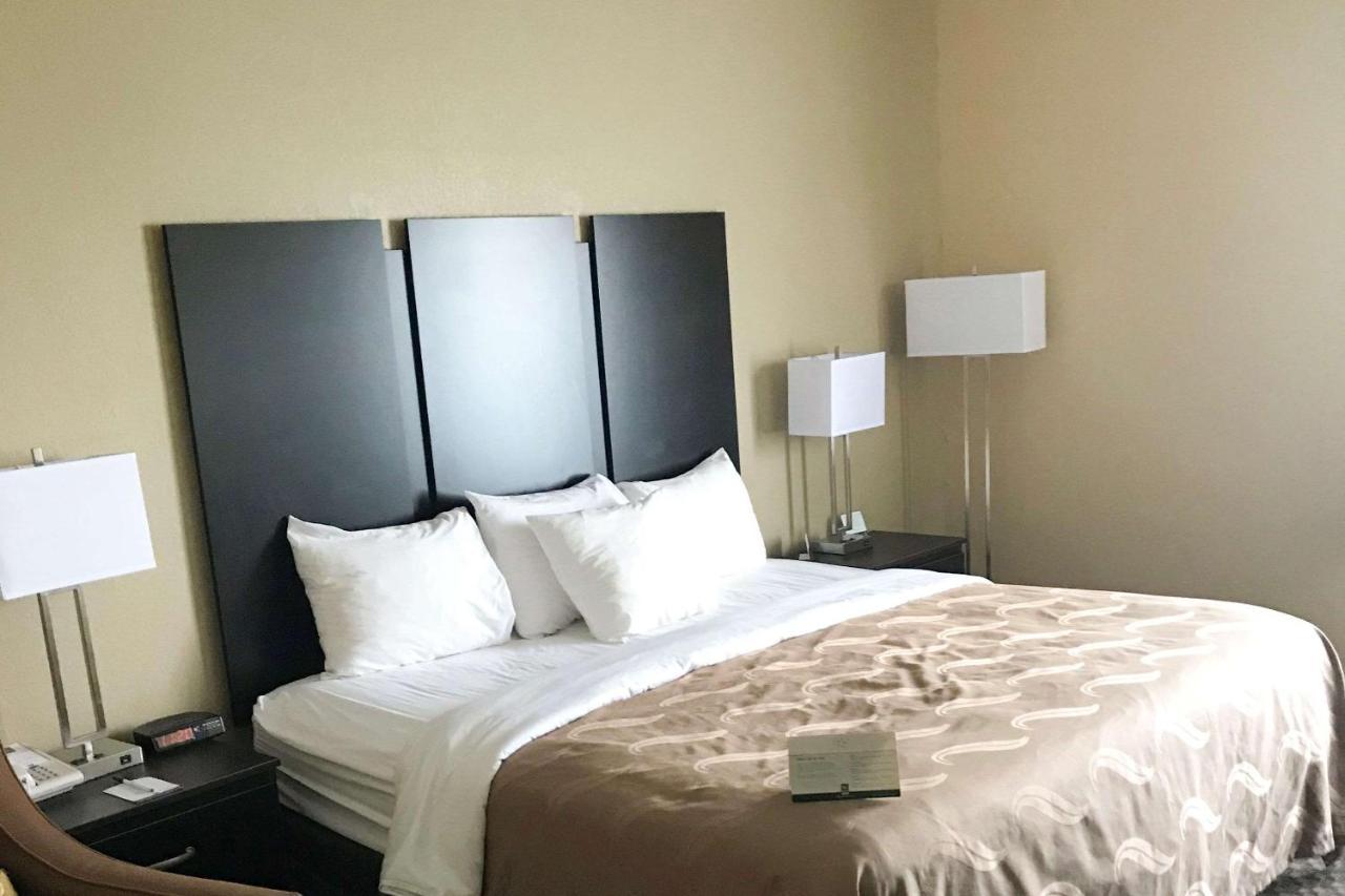 Quality Inn&Suites Mendota Bagian luar foto