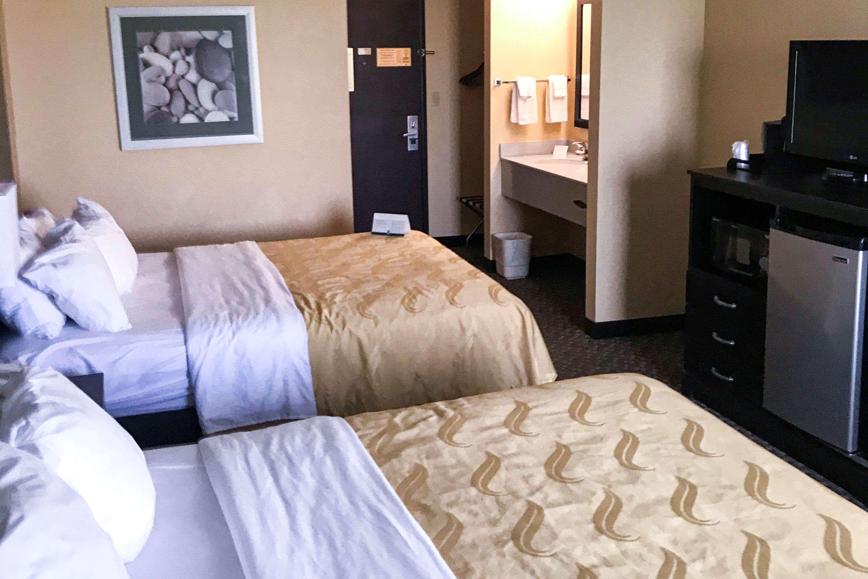 Quality Inn&Suites Mendota Bagian luar foto