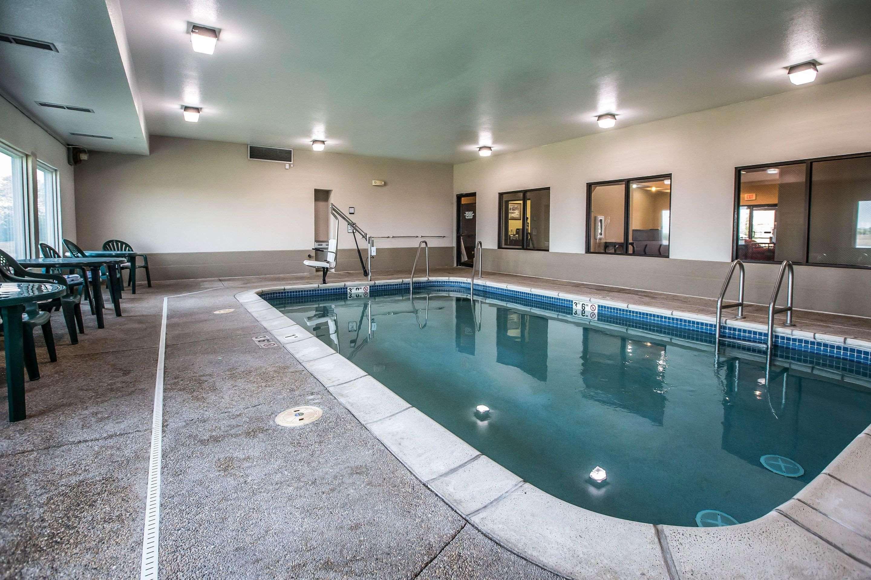 Quality Inn&Suites Mendota Bagian luar foto
